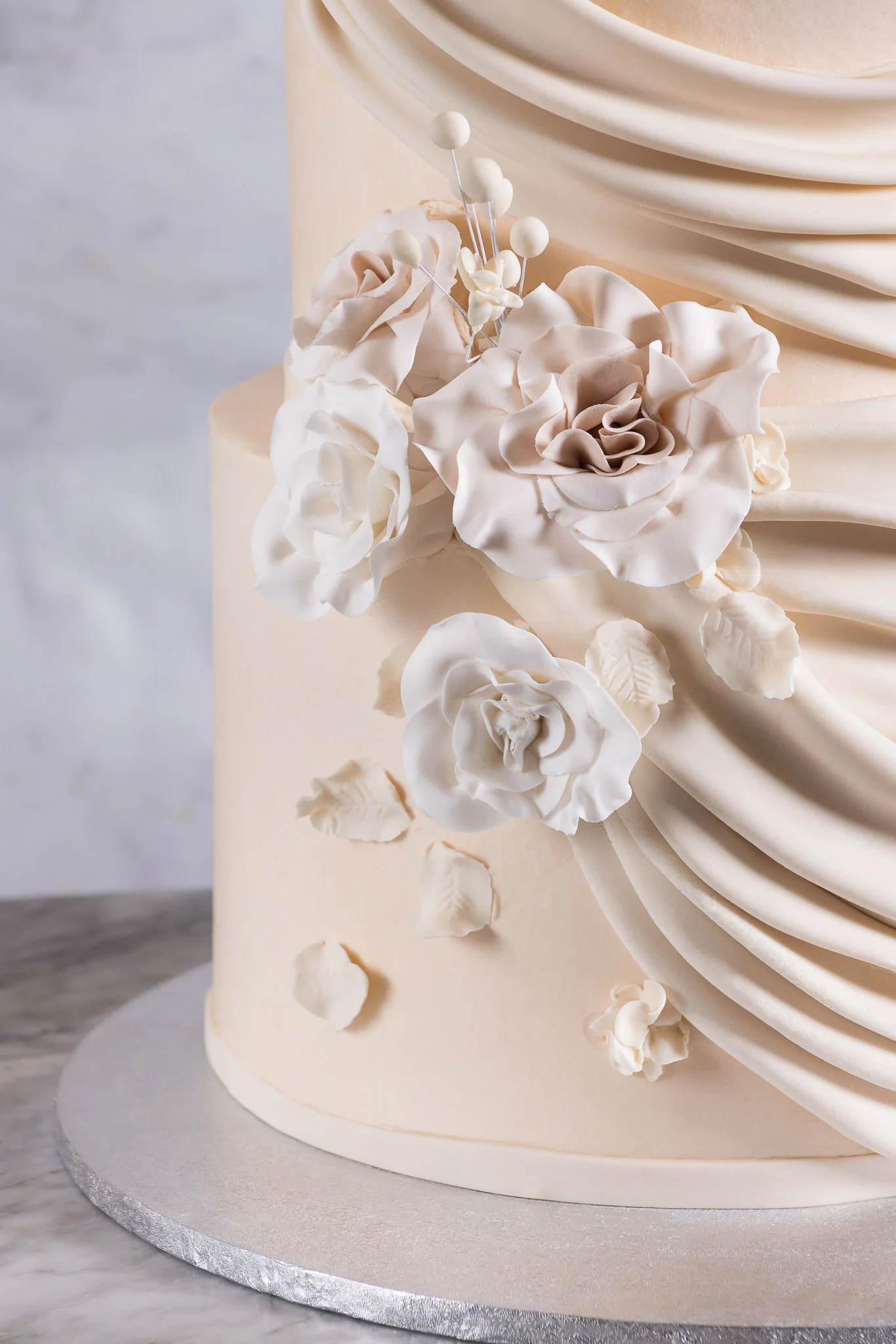 Roses Tier Wedding Cake - Image 3